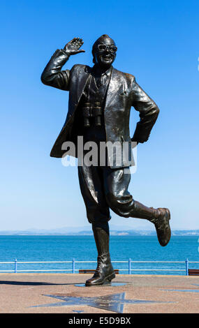 Statua del comico Eric Morecambe nel suo 'Portare Me Sunshine' pongono sul lungomare nella località balneare di Morecambe, Lancs, Regno Unito Foto Stock