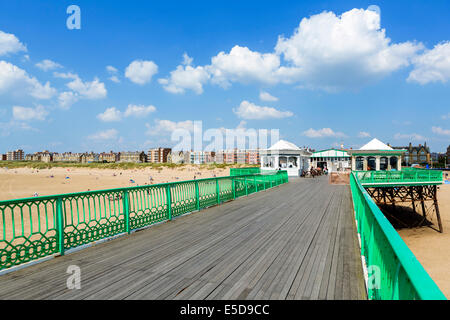 Il molo storico e Spiaggia di St Anne's, Lytham St Annes, costa di Fylde, Lancashire, Regno Unito Foto Stock