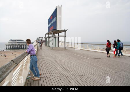 DenHaag, Paesi Bassi: 21 agosto 2011 - Molo di Scheveningen e visitatore femmina Foto Stock