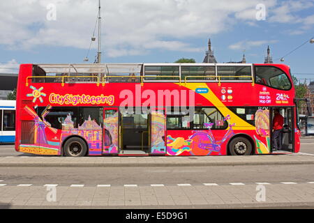 Amsterdam, Paesi Bassi: Giugno 14, 2014 - bus rosso per i turisti parcheggiata sul Damrak in Amsterdam Foto Stock