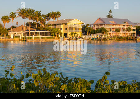 Case nella luce del tramonto sul Golfo navigabile Intercoastal in Nokomis Florida Foto Stock