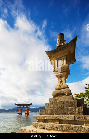 Asia, Giappone, Honshu, Prefettura di Hiroshima, l'isola di Miyajima, lanterna di pietra e torii gate di Itsukushima jinja sacrario scintoista, Une Foto Stock