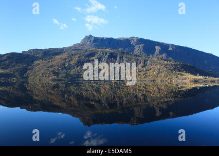 Le montagne si riflette nell'acqua Foto Stock