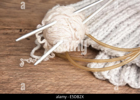 Un gomitolo di lana e di aghi per la tessitura Foto Stock