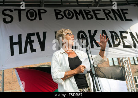 Copenaghen, Danimarca - lunedì, luglio 28th, 2014: ala sinistra membro dell'UE Il Parlamento, Margrethe Auken (partito: Socialistisk Folkeparti) parla al pro Palestina dimostrazione, che raccogliere alcuni 4 - 5000 persone a Copenaghen la piazza del municipio di questo pomeriggio contro Israele il bombardamento di Gaza. La manifestazione è stata organizzata dalla Danish-Palestinian Associazione di amicizia e aiuto di azione in Danimarca. Credito: OJPHOTOS/Alamy Live News Foto Stock