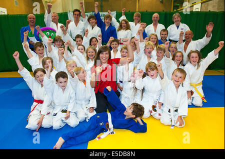 Builth Wells, Regno Unito. 28th, luglio 2014. Natalie Powell 23, i giochi del Commonwealth Judo Gold Medallist, ottiene insieme con la famiglia e gli amici presso il Irfon Judo Club dove ha iniziato ad apprendere il judo all'età di 8 anni sotto il coaching di senior coach Richard Jones. Originariamente dalla metà del Galles città di Beulah, Natalie ora vive a Cardiff dove studia la scienza biomedica a Cardiff Uni. Ha foglie mercoledì prossimo per un corso di formazione in Portogallo prima di competere al mondo Judo campionati, Russia. Credito: Graham M. Lawrence/Alamy Live News. Foto Stock