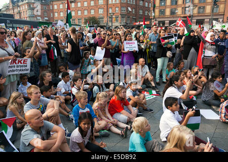 Copenaghen, Danimarca - lunedì, luglio 28th, 2014: alcuni 4 - 5000 persone si radunano a Copenaghen la piazza del municipio di questo pomeriggio a sostegno della Palestina e di protesta contro Israele il bombardamento di Gaza. La manifestazione è stata organizzata dalla Danish-Palestinian Associazione di amicizia e aiuto di azione in Danimarca. Credito: OJPHOTOS/Alamy Live News Foto Stock