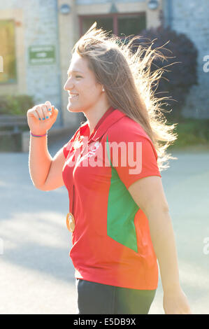 Builth Wells, Regno Unito. 28th, luglio 2014. Natalie Powell 23, i giochi del Commonwealth Judo Gold Medallist, ottiene insieme con la famiglia e gli amici presso il Irfon Judo Club dove ha iniziato ad apprendere il judo all'età di 8 anni sotto il coaching di senior coach Richard Jones. Originariamente dalla metà del Galles città di Beulah, Natalie ora vive a Cardiff dove studia la scienza biomedica a Cardiff Uni. Ha foglie mercoledì prossimo per un corso di formazione in Portogallo prima di competere al mondo Judo campionati, Russia. Credito: Graham M. Lawrence/Alamy Live News. Foto Stock