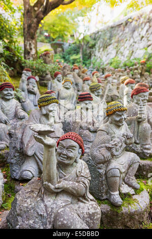 Asia, Giappone, Honshu, Prefettura di Hiroshima, l'isola di Miyajima, statue in Daisho-nel tempio buddista Foto Stock