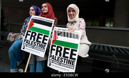 Le giovani donne manifestanti con un cartello che mostra la Free Palestine Le strade di Londra UK alla manifestazione di protesta marcia contro Bombardamento di Gaza palestinesi da parte di Israele 19 luglio 2014 KATHY DEWITT Foto Stock