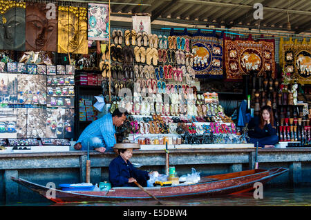 Thai locali vendono cibo e souvenir al famoso Mercato Galleggiante di Damnoen Saduak in Thailandia Foto Stock