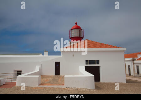 Faro di Cabo de Sao Vicente nella nebbia mattutina, Sagres,Algarve,Portogallo (costruito in ottobre 1851) Foto Stock