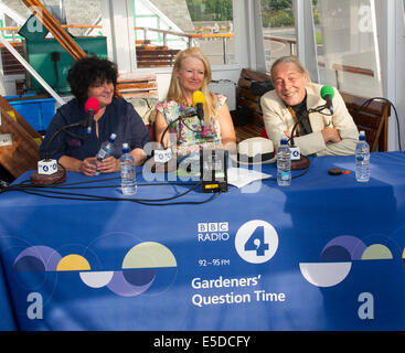 Lago di Windermere Cumbria Regno Unito 28 luglio 2014 Bowness on Windermere il sistema di cottura a vapore "MV Teal' appartenenti a Windermere crociere sul lago hosted BBC " giardinieri' ora delle interrogazioni" Lunedì 28 Luglio. Questa registrazione speciale del popolare BBC Radio 4 show ha avuto luogo nel centro del lago .Il Presidente Eric Robson era unita da partecipanti (foto) Pippa Greenwood, Bunny Guinness&Bod Flowerdew rispondendo giardino le relative richieste di assistenza da questa impostazione unica nel cuore del distretto del lago. Anche Roger Bolton da "Feedback" realizzato un documentario della registrazione unica. Credito: Gordon Shoosmith/Alamy Live News Foto Stock