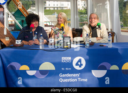 Lago di Windermere Cumbria Regno Unito 28 luglio 2014 Bowness on Windermere il sistema di cottura a vapore "MV Teal' appartenenti a Windermere crociere sul lago hosted BBC " giardinieri' ora delle interrogazioni" Lunedì 28 Luglio. Questa registrazione speciale del popolare BBC Radio 4 show ha avuto luogo nel centro del lago .Il Presidente Eric Robson era unita da partecipanti (foto) Pippa Greenwood, Bunny Guinness&Bod Flowerdew rispondendo giardino le relative richieste di assistenza da questa impostazione unica nel cuore del distretto del lago. Anche Roger Bolton da "Feedback" realizzato un documentario della registrazione unica. Credito: Gordon Shoosmith/Alamy Live News Foto Stock