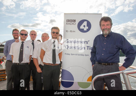 Lago di Windermere Cumbria Regno Unito 28 luglio 2014 Bowness on Windermere il sistema di cottura a vapore "MV Teal' appartenenti a Windermere crociere sul lago hosted BBC " giardinieri' ora delle interrogazioni" Lunedì 28 Luglio. Questa registrazione speciale del popolare BBC Radio 4 show ha avuto luogo nel centro del lago .Il Presidente Eric Robson era unita da partecipanti Bod Flowerdew Bunny Guinness & Pippa Greenwood rispondendo giardino le relative richieste di assistenza da questa impostazione unica nel cuore del distretto del lago. L'equipaggio di TEAL e Eric Robson . Credito: Gordon Shoosmith/Alamy Live News Foto Stock