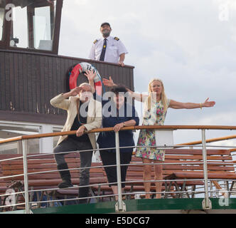 Lago di Windermere Cumbria Regno Unito 28 luglio 2014 Bowness on Windermere il sistema di cottura a vapore "MV Teal' appartenenti a Windermere crociere sul lago hosted BBC " giardinieri' ora delle interrogazioni" Lunedì 28 Luglio. Questa registrazione speciale del popolare BBC Radio 4 show ha avuto luogo nel centro del lago .Il Presidente Eric Robson era unita da partecipanti (foto) Bod Flowerdew ' Pippa Greenwood & Bunny Guinness giardino a rispondere alle relative domande da questa impostazione unica nel cuore del distretto del lago. Anche Roger Bolton da "Feedback" realizzato un documentario della registrazione unica. Credito: Gordon Shoosmith/Alamy vivere nuove Foto Stock