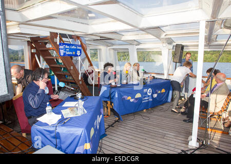 Lago di Windermere Cumbria Regno Unito 28 luglio 2014 Bowness on Windermere il sistema di cottura a vapore "MV Teal' appartenenti a Windermere crociere sul lago hosted BBC " giardinieri' ora delle interrogazioni" Lunedì 28 Luglio. Questa registrazione speciale del popolare BBC Radio 4 show ha avuto luogo nel centro del lago .Il Presidente Eric Robson era unita da partecipanti Bod Flowerdew Bunny Guinness & Pippa Greenwood rispondendo giardino le relative richieste di assistenza da questa impostazione unica nel cuore del distretto del lago. Anche Roger Bolton da "Feedback" realizzato un documentario della registrazione unica. Credito: Gordon Shoosmith/Alamy Live News Foto Stock