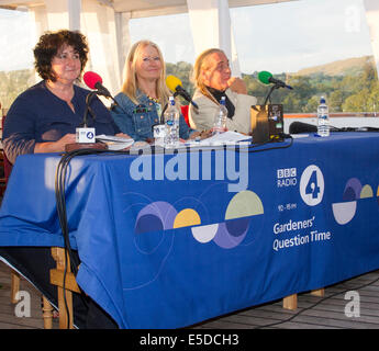 Lago di Windermere Cumbria Regno Unito 28 luglio 2014 Bowness on Windermere il sistema di cottura a vapore "MV Teal' appartenenti a Windermere crociere sul lago hosted BBC " giardinieri' ora delle interrogazioni" Lunedì 28 Luglio. Questa registrazione speciale del popolare BBC Radio 4 show ha avuto luogo nel centro del lago .Il Presidente Eric Robson era unita da partecipanti (foto) Pippa Greenwood, Bunny Guinness&Bod Flowerdew rispondendo giardino le relative richieste di assistenza da questa impostazione unica nel cuore del distretto del lago. Anche Roger Bolton da "Feedback" realizzato un documentario della registrazione unica. Credito: Gordon Shoosmith/Alamy Live News Foto Stock