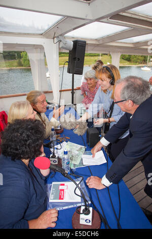 Lago di Windermere Cumbria Regno Unito 28 luglio 2014 Bowness on Windermere il sistema di cottura a vapore "MV Teal' appartenenti a Windermere crociere sul lago hosted BBC " giardinieri' ora delle interrogazioni" Lunedì 28 Luglio. Questa registrazione speciale del popolare BBC Radio 4 show ha avuto luogo nel centro del lago .Il Presidente Eric Robson era unita da partecipanti Bod Flowerdew Bunny Guinness & Pippa Greenwood giardino rispondendo alle domande relative al servizio telefonico(.Foto di) Feedback interviste giardinieri questione. Tempo Anche Roger Bolton da "Feedback" realizzato un documentario della registrazione unica. Credito: Gordon Shoosmith/Alamy Live News Foto Stock