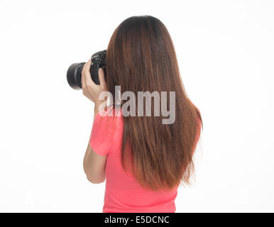 Femmina asiatica fotografo rendendo le foto, vista posteriore, isolato su bianco. Foto Stock