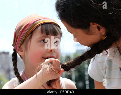 Felici i momenti in famiglia - la madre e il bambino hanno un divertimento Foto Stock