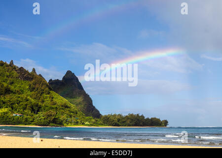 Doppio arcobaleno su Mt. Makana, chiamato Bali Hai, a Haena, Kauai Foto Stock