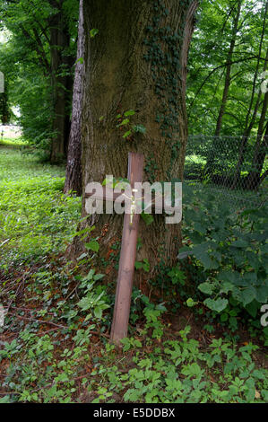 Vecchia croce di legno in un cimitero Foto Stock
