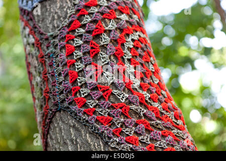 Maglia tronco di albero, uncinetto albero nel giardino bar 'U vystřelenýho oka' Zizkov di Praga Repubblica Ceca Foto Stock