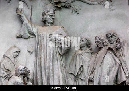 Sollievo dalla porta principale del Monumento Nazionale a Vitkov Praga, Repubblica Ceca. Praga Jan Hus la Repubblica Ceca Jan Hus o John Huss predicano Foto Stock