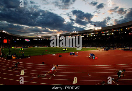 Glasgow, Scotland, Regno Unito. 28 Luglio, 2014. Gli atleti competere durante gli uomini 400m di decathlon al 2014 Glasgow Giochi del Commonwealth in Hampden Park a Glasgow in Scozia il 28 luglio 2014. Credito: Han Yan/Xinhua/Alamy Live News Foto Stock