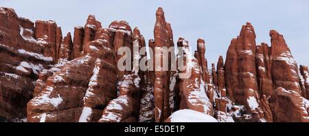Alette di roccia con neve nel Parco Nazionale di Arches, Utah, Stati Uniti d'America Foto Stock