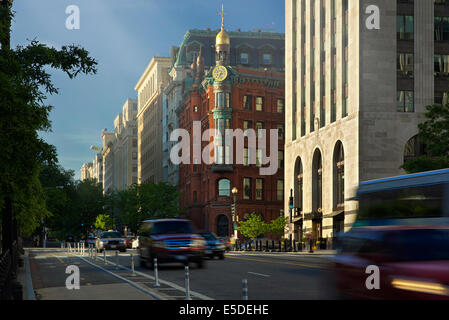 Città del traffico su strada larga in Washington DC Foto Stock