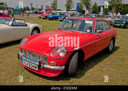 MG 1798cc COUPE costruito nel 1973 in mostra a Silverstone Classic car giorno Foto Stock