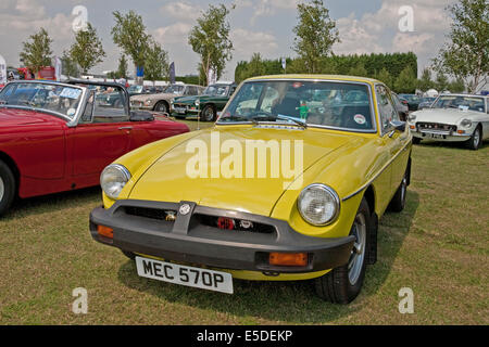 MG 1798cc coupe costruito nel 1976 in mostra a Silverstone Classic car giorno Foto Stock