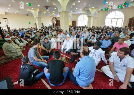 Kiev, Ucraina. 28 Luglio, 2014. Di Eid al-Fitr a Kiev. Di Eid al-Fitr è festa, che segna la fine del mese sacro del Ramadan. Quest'anno i rifugiati dalla Crimea e Siria celebrare Eid-al-Fitr a Kiev. Mustafa Dzhemilev, ex-presidente di Crimea Mejlis e persona non grata in Crimea, anche visitato la moschea. Credito: Oleksandr Rupeta/Alamy Live News Foto Stock