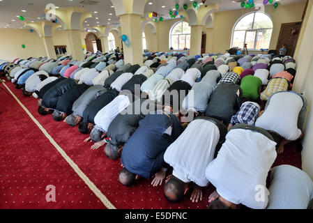 Kiev, Ucraina. 28 Luglio, 2014. Di Eid al-Fitr a Kiev. Di Eid al-Fitr è festa, che segna la fine del mese sacro del Ramadan. Quest'anno i rifugiati dalla Crimea e Siria celebrare Eid-al-Fitr a Kiev. Mustafa Dzhemilev, ex-presidente di Crimea Mejlis e persona non grata in Crimea, anche visitato la moschea. Credito: Oleksandr Rupeta/Alamy Live News Foto Stock