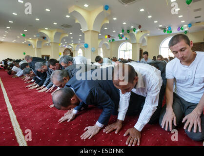 Kiev, Ucraina. 28 Luglio, 2014. Di Eid al-Fitr a Kiev. Di Eid al-Fitr è festa, che segna la fine del mese sacro del Ramadan. Quest'anno i rifugiati dalla Crimea e Siria celebrare Eid-al-Fitr a Kiev. Mustafa Dzhemilev, ex-presidente di Crimea Mejlis e persona non grata in Crimea, anche visitato la moschea. Credito: Oleksandr Rupeta/Alamy Live News Foto Stock