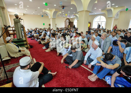 Kiev, Ucraina. 28 Luglio, 2014. Di Eid al-Fitr a Kiev. Di Eid al-Fitr è festa, che segna la fine del mese sacro del Ramadan. Quest'anno i rifugiati dalla Crimea e Siria celebrare Eid-al-Fitr a Kiev. Mustafa Dzhemilev, ex-presidente di Crimea Mejlis e persona non grata in Crimea, anche visitato la moschea. Credito: Oleksandr Rupeta/Alamy Live News Foto Stock