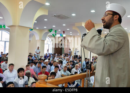 Kiev, Ucraina. 28 Luglio, 2014. Di Eid al-Fitr a Kiev. Di Eid al-Fitr è festa, che segna la fine del mese sacro del Ramadan. Quest'anno i rifugiati dalla Crimea e Siria celebrare Eid-al-Fitr a Kiev. Mustafa Dzhemilev, ex-presidente di Crimea Mejlis e persona non grata in Crimea, anche visitato la moschea. Credito: Oleksandr Rupeta/Alamy Live News Foto Stock