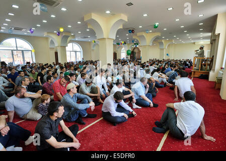 Kiev, Ucraina. 28 Luglio, 2014. Di Eid al-Fitr a Kiev. Di Eid al-Fitr è festa, che segna la fine del mese sacro del Ramadan. Quest'anno i rifugiati dalla Crimea e Siria celebrare Eid-al-Fitr a Kiev. Mustafa Dzhemilev, ex-presidente di Crimea Mejlis e persona non grata in Crimea, anche visitato la moschea. Credito: Oleksandr Rupeta/Alamy Live News Foto Stock