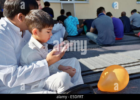 Kiev, Ucraina. 28 Luglio, 2014. Di Eid al-Fitr a Kiev. Di Eid al-Fitr è festa, che segna la fine del mese sacro del Ramadan. Quest'anno i rifugiati dalla Crimea e Siria celebrare Eid-al-Fitr a Kiev. Mustafa Dzhemilev, ex-presidente di Crimea Mejlis e persona non grata in Crimea, anche visitato la moschea. Credito: Oleksandr Rupeta/Alamy Live News Foto Stock