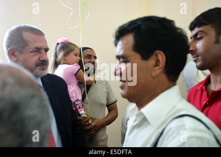 Kiev, Ucraina. 28 Luglio, 2014. Di Eid al-Fitr a Kiev. Di Eid al-Fitr è festa, che segna la fine del mese sacro del Ramadan. Quest'anno i rifugiati dalla Crimea e Siria celebrare Eid-al-Fitr a Kiev. Mustafa Dzhemilev, ex-presidente di Crimea Mejlis e persona non grata in Crimea, anche visitato la moschea. Credito: Oleksandr Rupeta/Alamy Live News Foto Stock