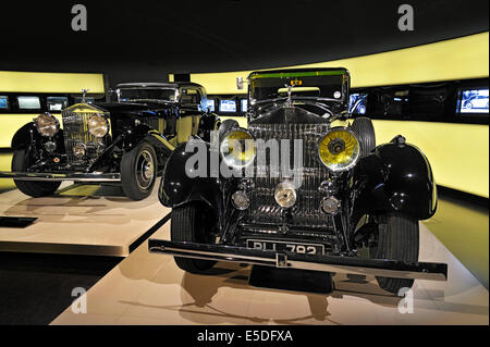 Rolls-Royce Phantom II, 1929-35 e, sulla sinistra, Rolls-Royce 20-25 HP 1935, museo BMW Monaco di Baviera, Baviera, Baviera, Germania Foto Stock