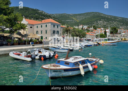 Barche da pesca in porto, Bol, Isola di Brac, Dalmazia, Croazia Foto Stock