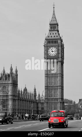 Taxi rosso sul Westminster Bridge con il Big Ben o Elizabeth Tower, Palazzo di Westminster e la Casa del Parlamento Foto Stock