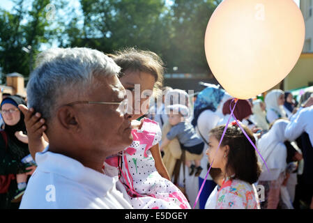 Kiev, Ucraina. 28 Luglio, 2014. Di Eid al-Fitr a Kiev. Di Eid al-Fitr è festa, che segna la fine del mese sacro del Ramadan. Quest'anno i rifugiati dalla Crimea e Siria celebrare Eid-al-Fitr a Kiev. Mustafa Dzhemilev, ex-presidente di Crimea Mejlis e persona non grata in Crimea, anche visitato la moschea. Credito: Oleksandr Rupeta/Alamy Live News Foto Stock