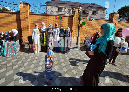 Kiev, Ucraina. 28 Luglio, 2014. Di Eid al-Fitr a Kiev. Di Eid al-Fitr è festa, che segna la fine del mese sacro del Ramadan. Quest'anno i rifugiati dalla Crimea e Siria celebrare Eid-al-Fitr a Kiev. Mustafa Dzhemilev, ex-presidente di Crimea Mejlis e persona non grata in Crimea, anche visitato la moschea. Credito: Oleksandr Rupeta/Alamy Live News Foto Stock