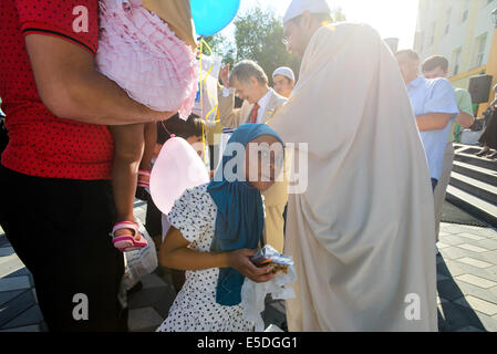 Kiev, Ucraina. 28 Luglio, 2014. Di Eid al-Fitr a Kiev. Di Eid al-Fitr è festa, che segna la fine del mese sacro del Ramadan. Quest'anno i rifugiati dalla Crimea e Siria celebrare Eid-al-Fitr a Kiev. Mustafa Dzhemilev, ex-presidente di Crimea Mejlis e persona non grata in Crimea, anche visitato la moschea. Credito: Oleksandr Rupeta/Alamy Live News Foto Stock