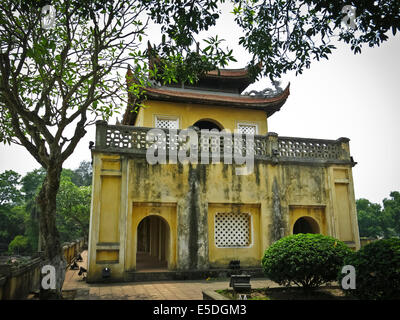 Sulla parte superiore del Doan Mon cancello alla cittadella di Hanoi Foto Stock