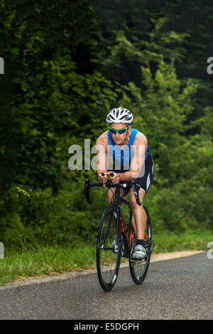 Triatleta, 45 anni, ciclismo, Kaisersträßle road, Baden-Württemberg, Germania Foto Stock